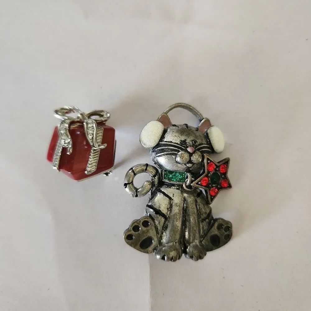 Unbranded Holiday Theme Brooch Set Holiday Package and Holiday Cat